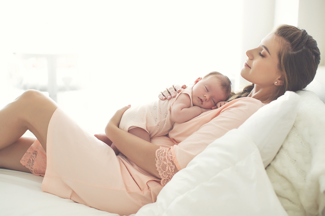 Gefühle wie Einsamkeit oder Überforderung können junge Frauen nach der Geburt belasten.