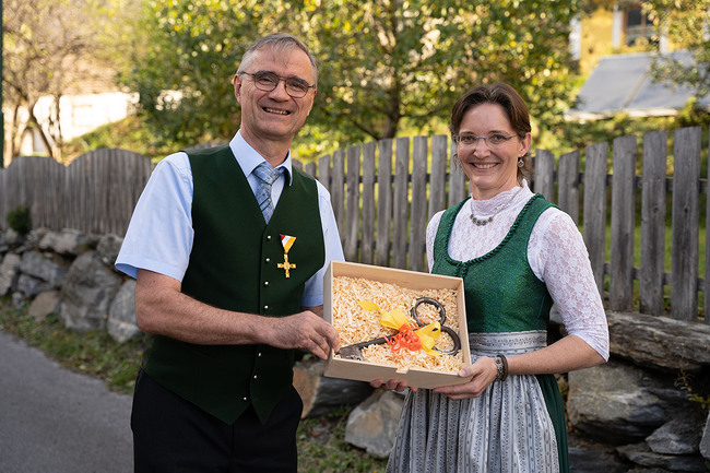 Symbolische Schlüsselübergabe:  Edith Pirkner (r.) tritt die Nachfolge von Klaus Johann Mittendorfer an.