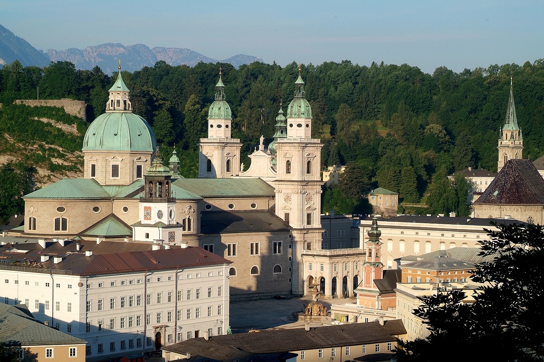 Aus dem Dom zu Salzburg erklingt der erste live ausgestrahlte Gottesdienst des neuen Jahres, inklusive Mozarts „Krönungsmesse“. 