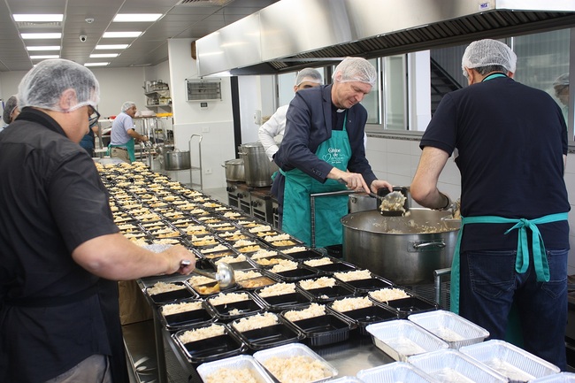 ICO-Obmann Slawomir Dadas in der Marienküche: 1.000 Essen  werden hier täglich zubereitet, da ist jede helfende Hand willkommen.