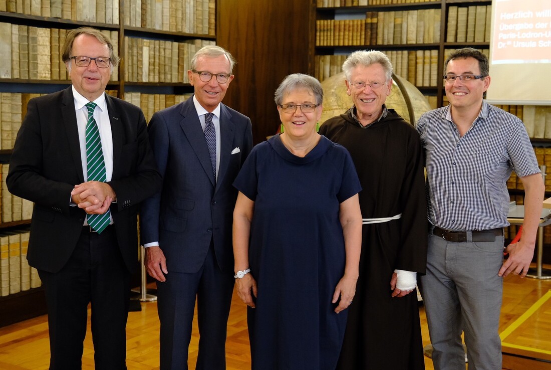 Vertragsunterzeichnung mit Universitäts-Rektor Hendrik Lehnert, Landeshauptmann Wilfried Haslauer, Universitäts-Bibliotheksleiterin Ursula Schachl-Raber, Delegat OFMCap Erich Geir und Manfred Massani, Kapuzinerdelegation Tirol Kulturgüter (von links)