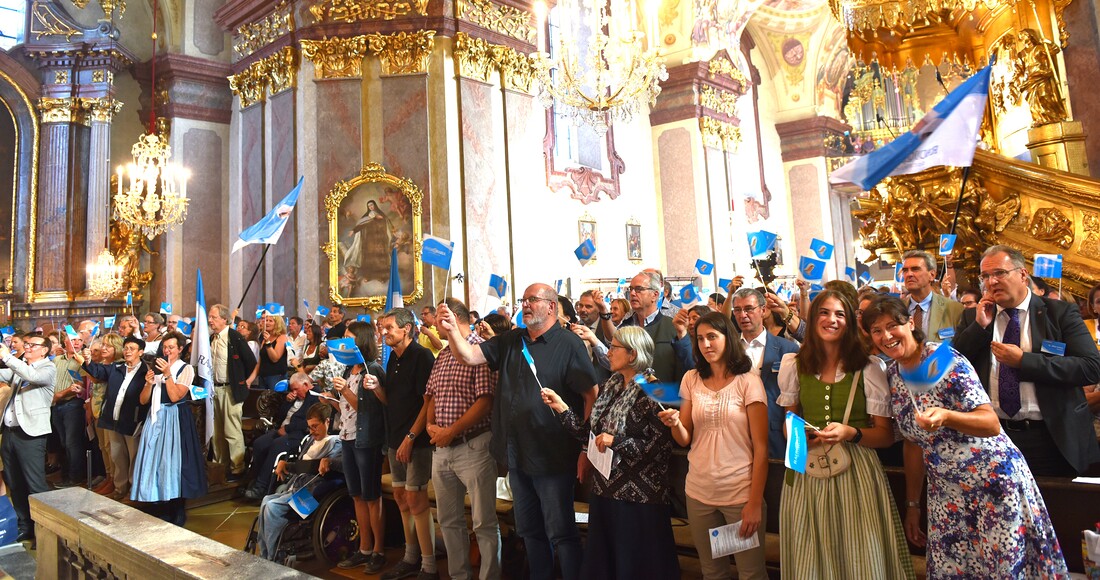 Radio-Maria-Fähnchen wohin man blickte bei der Messfeier in der Wallfahrtsbasilika Maria Taferl.