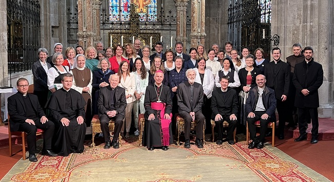 Gruppenbild von der Sendungsfeier der Katechisten in Stift Heiligenkreuz mit Weihbischof Hansjörg Hofer (Mitte).  