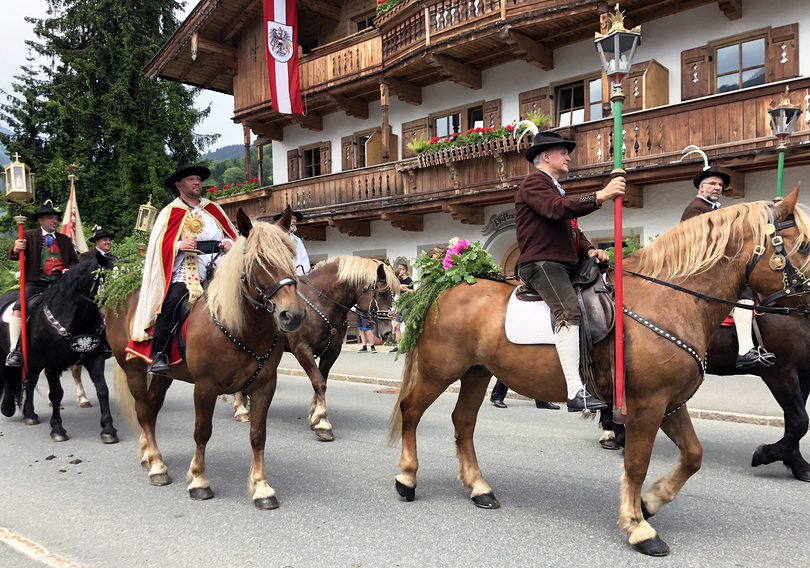 Dekan Roland Frühauf reitet mit dem Allerheiligsten bei der Prozession mit.