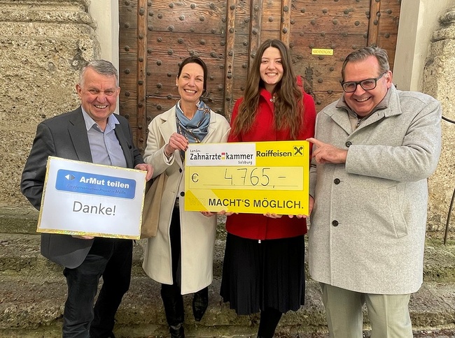 Scheckübergabe in Mülln:  Thomas Neureiter  (ArMut teilen), Karin Frauscher-Wolfsöldner  (Zahnärztekammer), Susanne Filz (ArMut teilen) und Baumeister Helmut Hopfner (v.l.).