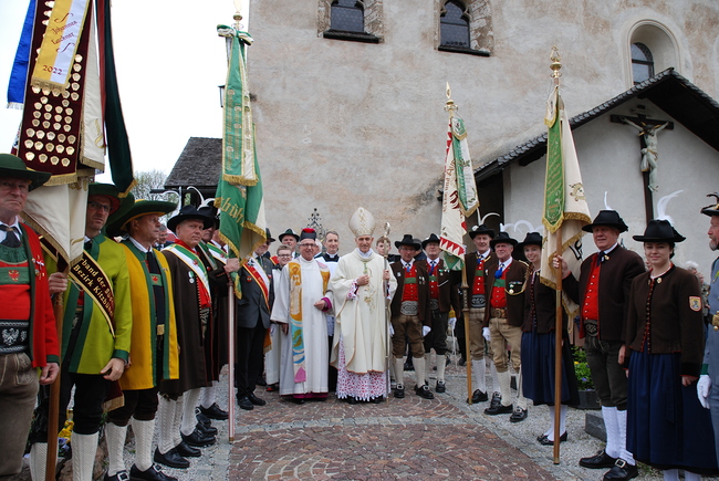 Vertreter der Vereine und Stadtpfarrer Michael Struzynski nahmen Ehrengast Erzbischof Georg Gänswein in ihre Mitte.