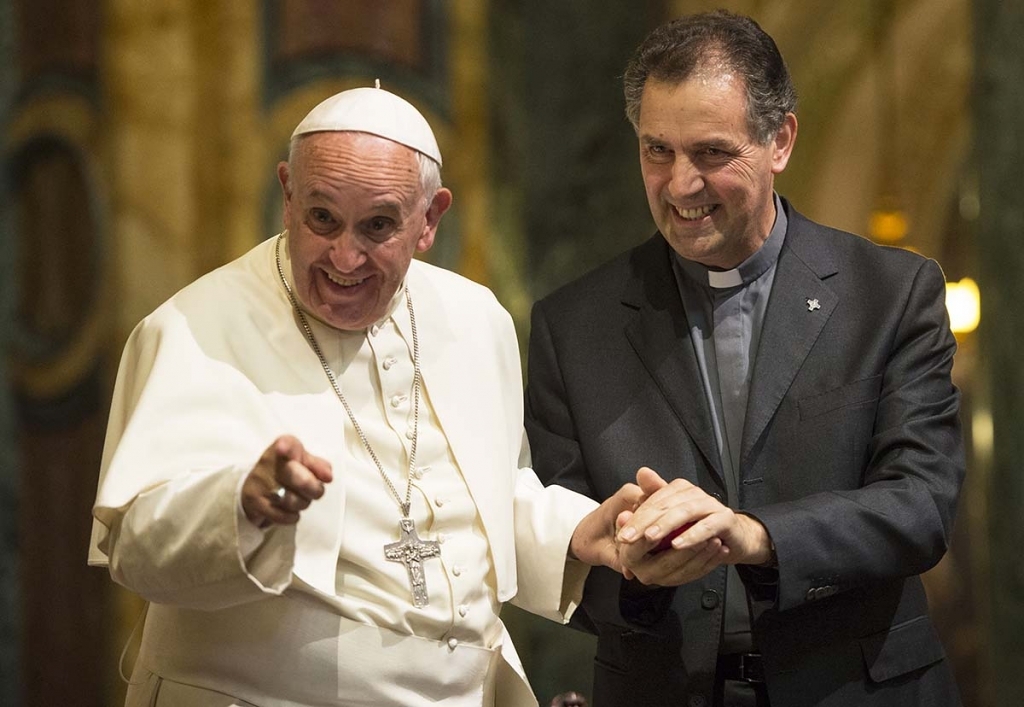 Papst Franziskus mit Angel Fernandez Artime (r.). Der Generalobere der Salesianer Don Boscos wird am 30. September zum Kardinal ernannt.