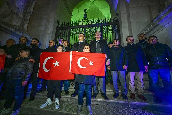 Über die Glaubensgrenzen hinweg gedachten Vertreter der Islamvereine, der Erzdiözese Salzburg sowie mehr als 400 Menschen auf dem Domplatz der Erdbebenopfer. 