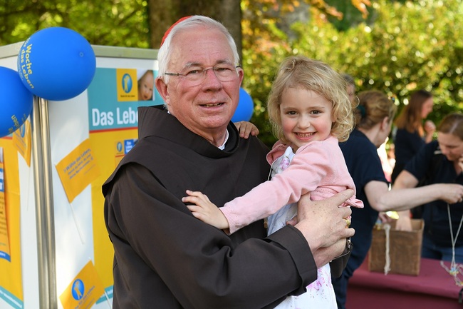 Erzbischof Franz Lackner bei der Kindersegnung zur „Woche für das Leben“ mit der kleinen Theresa.
