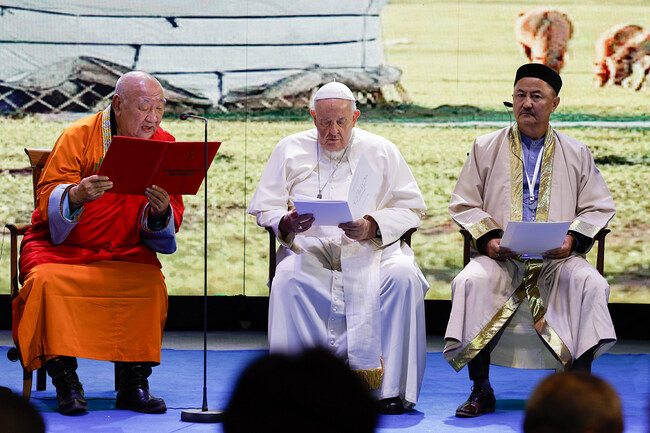 Papst Franziskus mit Vertretern verschiedener Religionsgemeinschaften bei einer ökumenischen und interreligiösen Begegnung im Hun-Theater in Ulan Bator (Mongolei).
