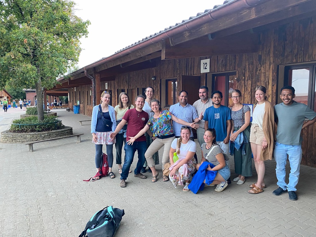 Ein Teil der Salzburger Gruppe beim 'Österreicher-Treffen' mit Bruder Bernhard, der für die österreichischen Besucherinnen und Besucher zuständig ist.