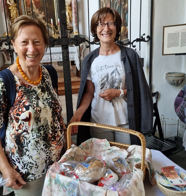 „Pane di San Nicola“ – Ingrid Huber (l.) und Helga Galea von der Pfarre Mülln verteilten nach dem Gottesdienst das gesegnete Brot.