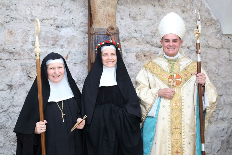 Freude: M. Veronika Kronlachner OSB (Äbtissin des Stiftes Nonnberg), Neuprofesse Sr. Maria Gratia Waldner OSB und Ivo Muser, Bischof der Diözese Bozen-Brixen, er stand der Feier vor.