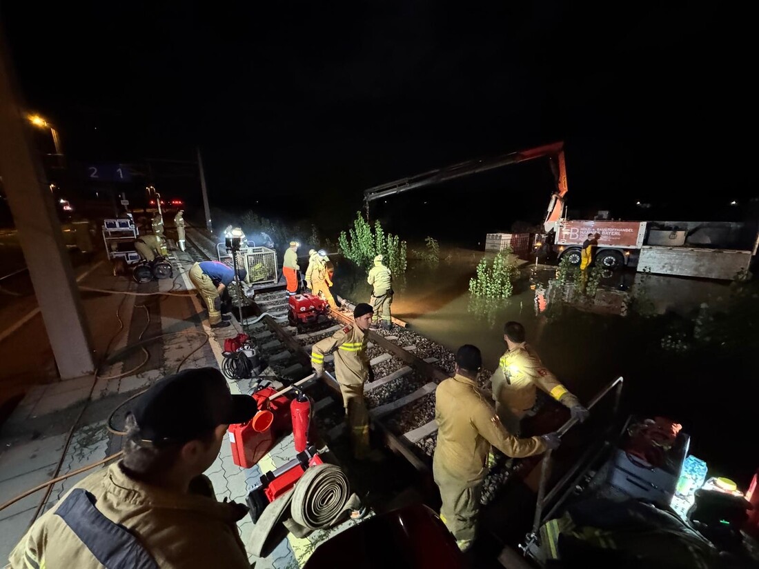 Die Feuerwehrleute von Anif/Niederalm im Einsatz in Niederösterreich.