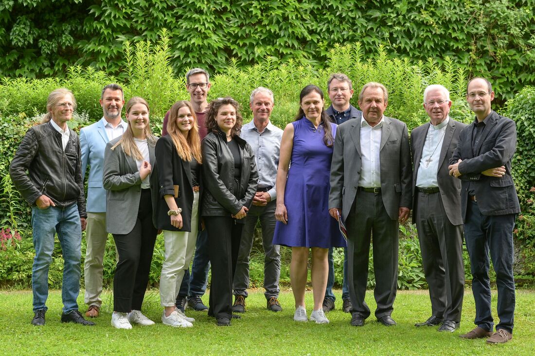 Herbert Müller, Bernhard Paradeiser (BIG), BM-Stv. Kay-Michael Dankl, Christian Stadler (Stadtgärten), Monika Tropper-Grinschgl und Michael Ebner (FH Kuchl), LH-Stv.. a. D. Wolfgang Radlegger, Erzbischof Franz Lackner und Günther Jäger (KHG).