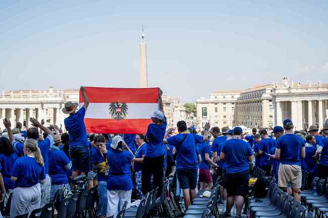 Die Delegation aus Österreich mit insgesamt 3.200 Ministrantinnen und Ministranten machte auf sich aufmerksam. In den ersten Reihen wurden viele Jugendliche persönlich vom Papst begrüßt. 