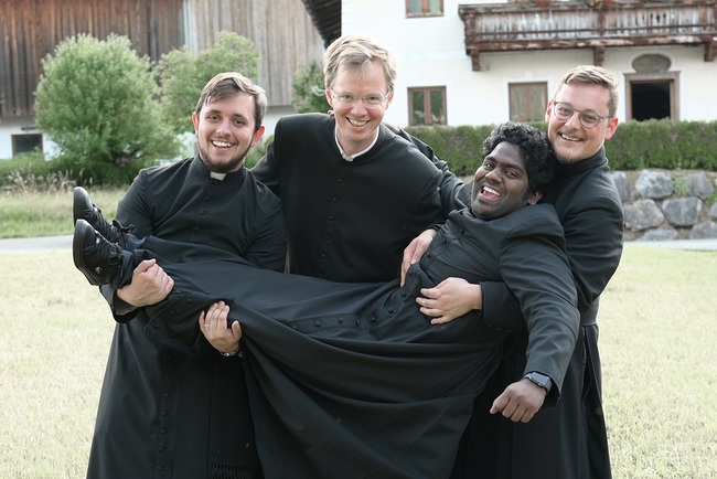 Auch ein kleiner Spaß durfte anlässlich der  Primizfeier von Bruder Franz Bodapati nicht fehlen. Priesterstudenten  ließen ihren aus Indien stammenden Kollegen im wörtlichen  Sinne hochleben. 