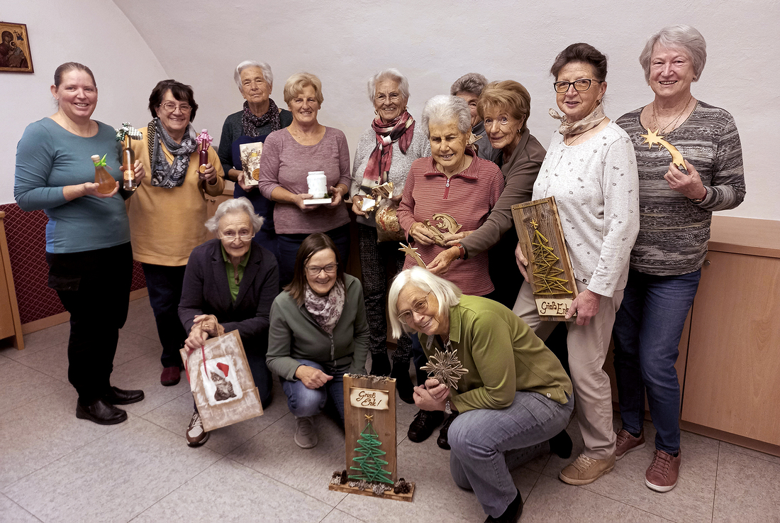 Eifrig und mit Fingerspitzengefühl basteln, dekorieren, backen, stricken, nähen und kochen die Mitglieder der Bastel- und der Frauenrunde der Pfarre St. Johann in Tirol seit September. Das Angebot beim heurigen Adventmarkt vom 1. bis 3. Dezember 2023