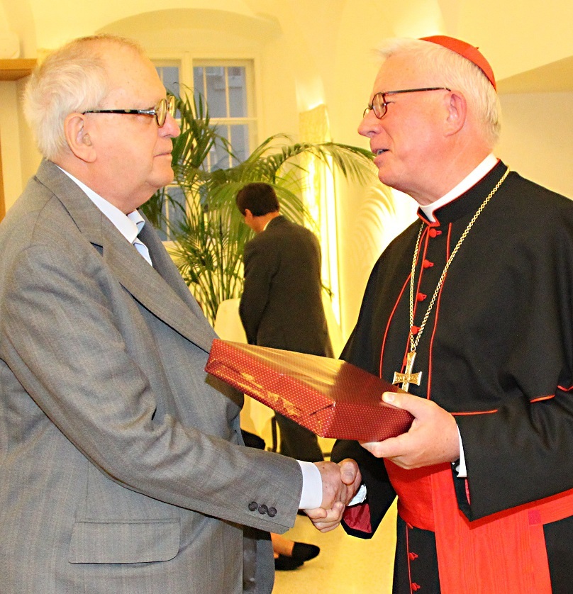 Erzbischof Franz Lackner (r.) bei einer der vielen Ehrungen für Prälat Johannes Neuhardt.