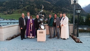 Freuen sich über die neue Sternenkinder-Skulptur (von links): PGR-Obmann Gerald Wiener, Vizebürgermeister Christoph Schett, Pfarrer Ananda Reddy Gopu, Rainer Casna, Richard Fürstner, Mario Knoll, PKR-Obmann Günther Eder, Pfarramtsleiter Norbert Ronac