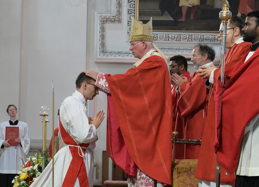 Priesteranwärter bei der Weihe.