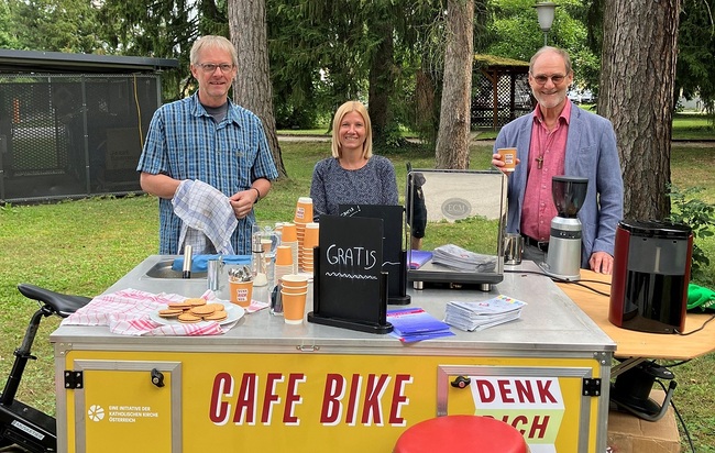 Kaffee, Gespräche, Wertschätzung – dafür sorgten Heiner Sternemann (Referatsleiter Spiritualität und Exerzitien) und Liliane Walch von der Betriebsseelsorge mit CDK-Krankenhausseelsorger Pfarrer Georg Leitner (von links).