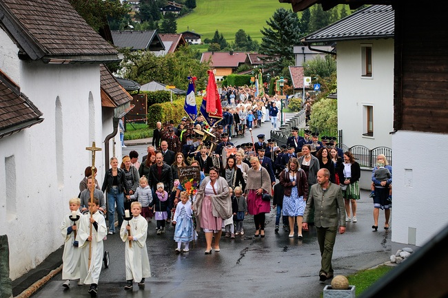 Die Kirchengemeinschaft  auf dem Weg zum großen Fest.