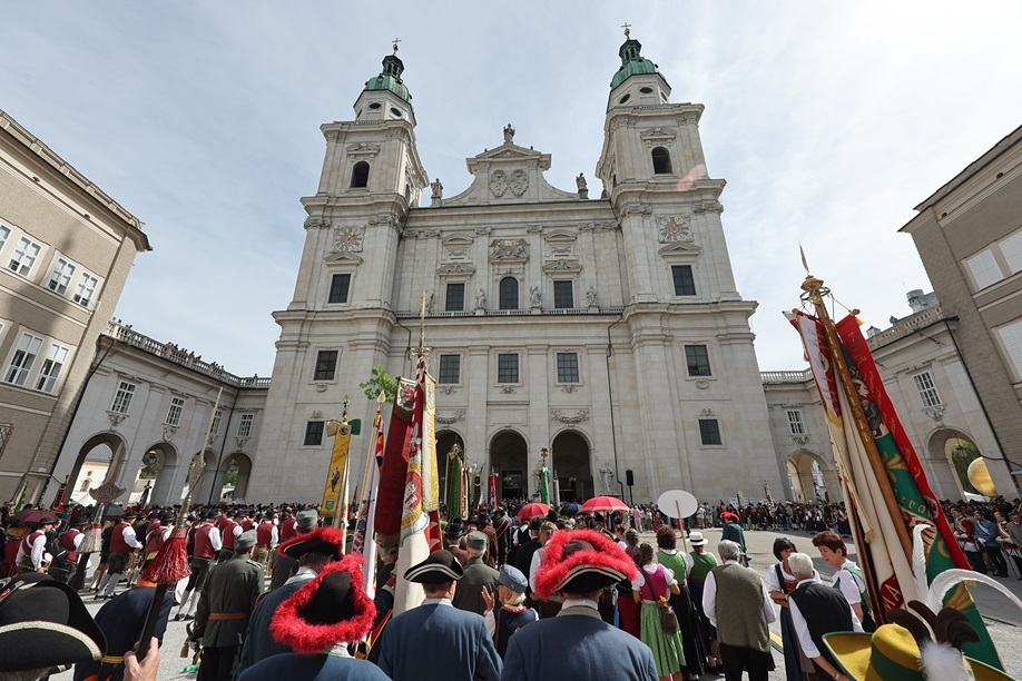 Salzburg feiert am 8. September 2024 die „Landesmutter“ Erentrudis. Vor 400 Jahren wurde die erste Äbtissin des Stifts Nonnberg zur Landesmutter erklärt. Das wird vom Land Salzburg, der Erzdiözese und vom Stift Nonnberg zuerst mit einem Festgottesdie