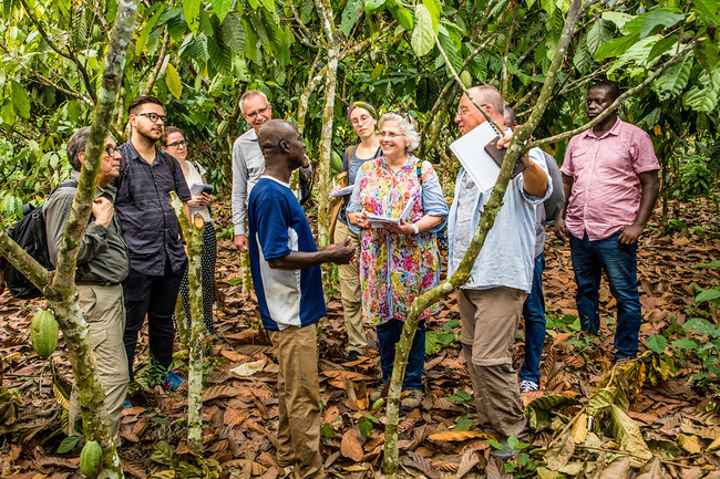 Cocoa farmer Paul Bukuroh Appiah, a Fedco client, talking to the 2020 study group.