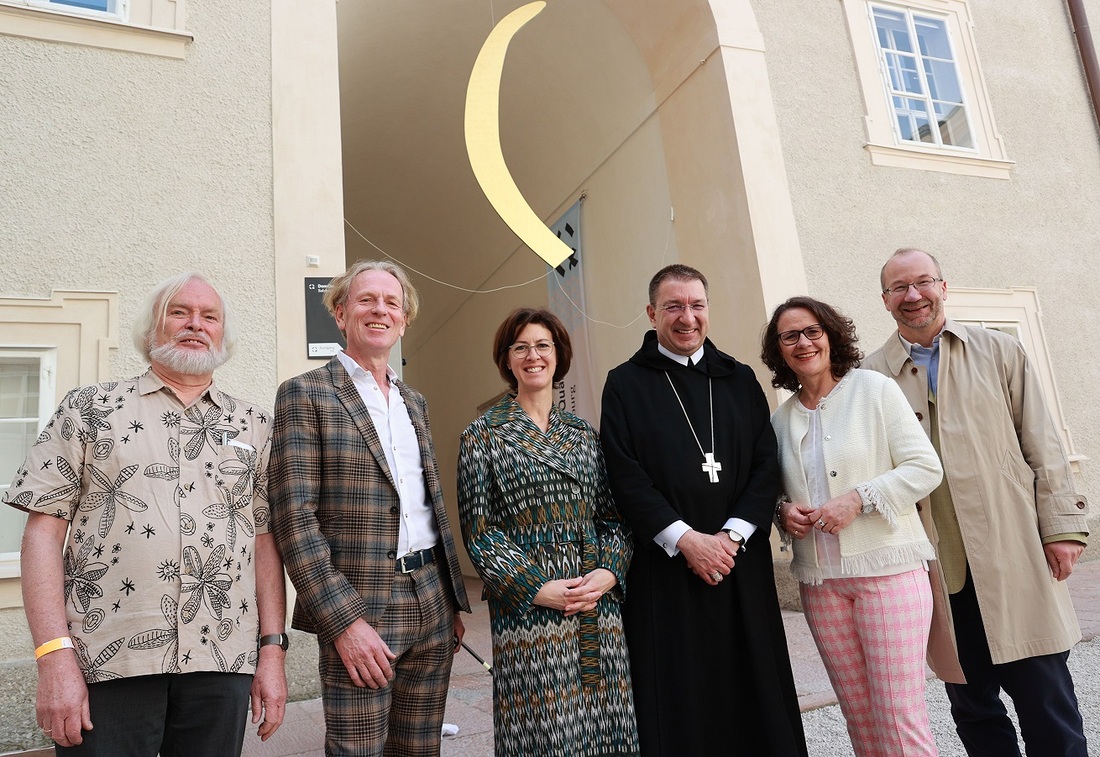 Enthüllung mit (von links) Philosoph Otto Neumaier, Künstler Dieter Huber, DomQuartier-Direktorin Andrea Stockhammer, Erzabt Korbinian Birnbacher von St. Peter, Landesrätin Daniela Gutschi und Wolfgang Wanko vom Museum St. Peter. 