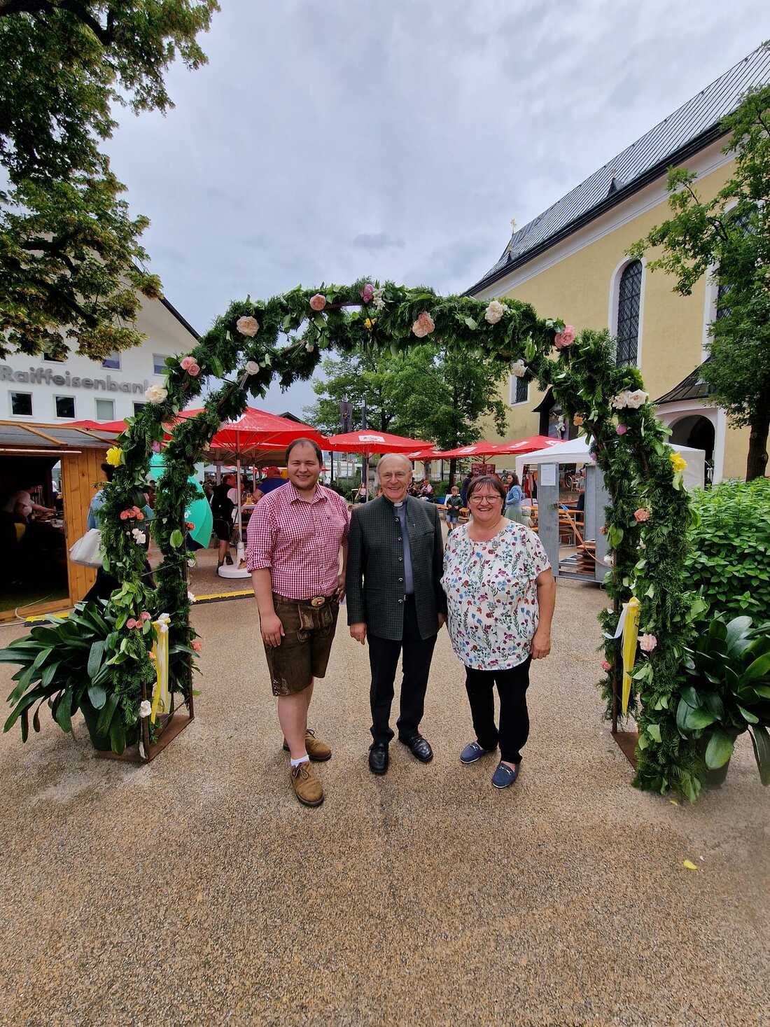 Die PGR-Obleute Stephan Einberger und Gitti Salzmann, in der Mitte Dechant Josef Zauner.