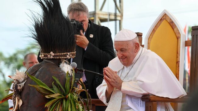 Papst-Begrüßung von Repräsentanten im entlegenen Vanimo (Papua-Neuguinea).