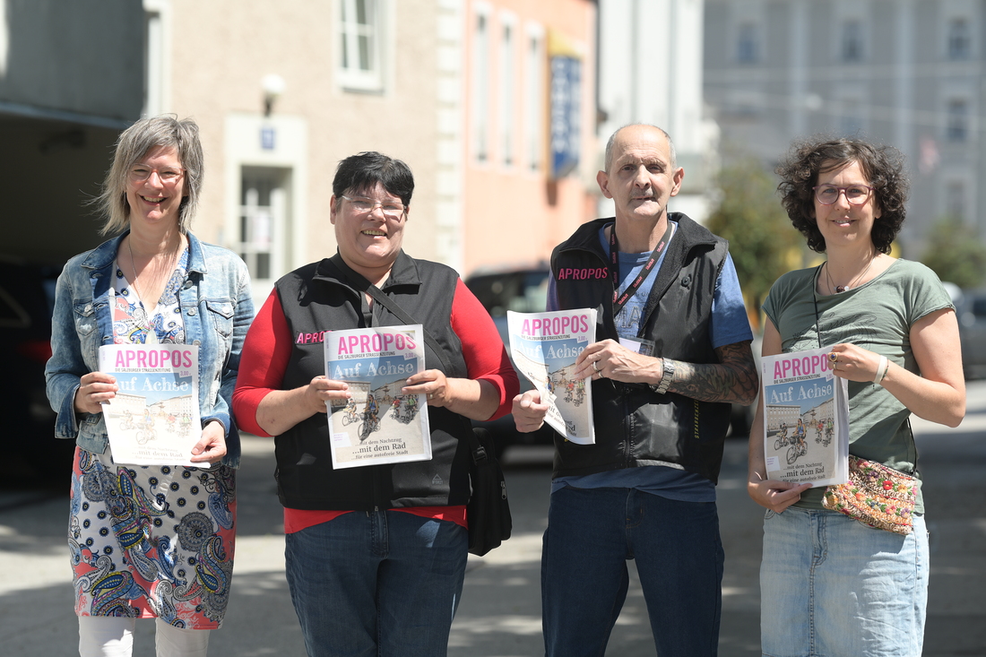 Jubiläum: „Apropos“-Chefredakteurin Michaela Gründler, Verkäuferin Evelyne Aigner, Verkäufer Georg Aigner und Redakteurin Verena Siller- Ramsl feiern gemeinsam die Erfolgsgeschichte der Salzburger Straßenzeitung.