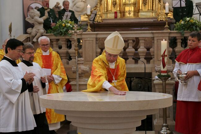 Weihbischof Hansjörg Hofer salbte den Altar in der Krankenhauskirche St. Johannes mit dem heiligen Chrisamöl. Der neue „Tisch des Brotes“ setzt sich aus 13 Ringen in Form eines Kelches zusammen. Sie symbolisieren die zwölf Apostel und Jesus.