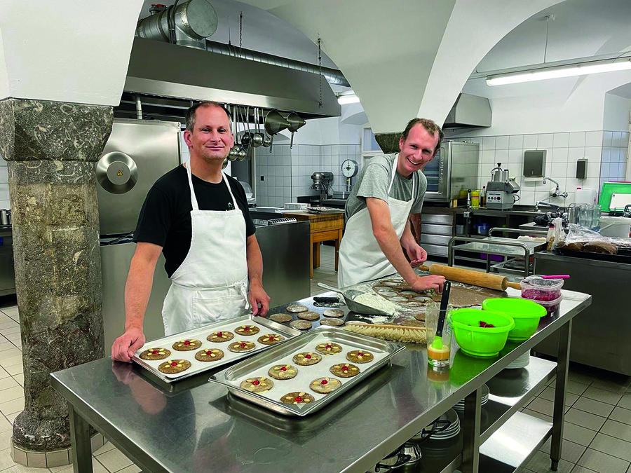 Pater Joseph Meixner mit Pater Felix Eder beim Keksebacken.