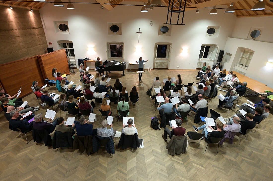 Gemeinsame Chorprobe im Kardinal-Schwarzenberg-Haus (Kapitelplatz 3). Vor großen Auftritten werden in der Salzburger Dommusik die Kräfte gebündelt – dann singen und proben Domchor und Jugendkantorei gemeinsam. 