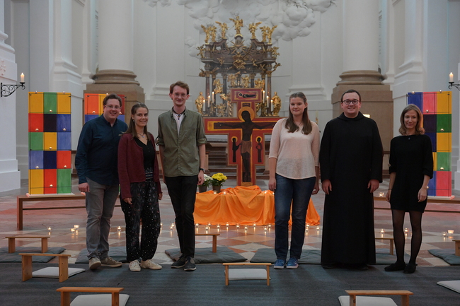 Ein Team der „Jungen Kirche“  in der Erzdiözese Salzburg hat das Gebet für die Synode in der Kollegienkirche vorbereitet.