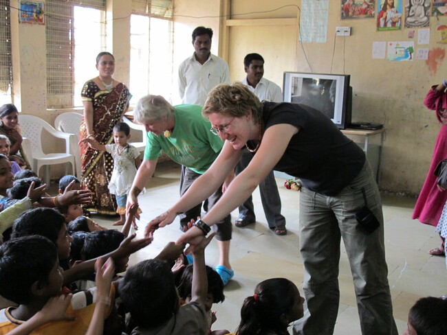            Viele Hände schütteln: Beim Projektbesuch der beiden Hildegards in Indien war die Freude auf allen Seiten groß.                    