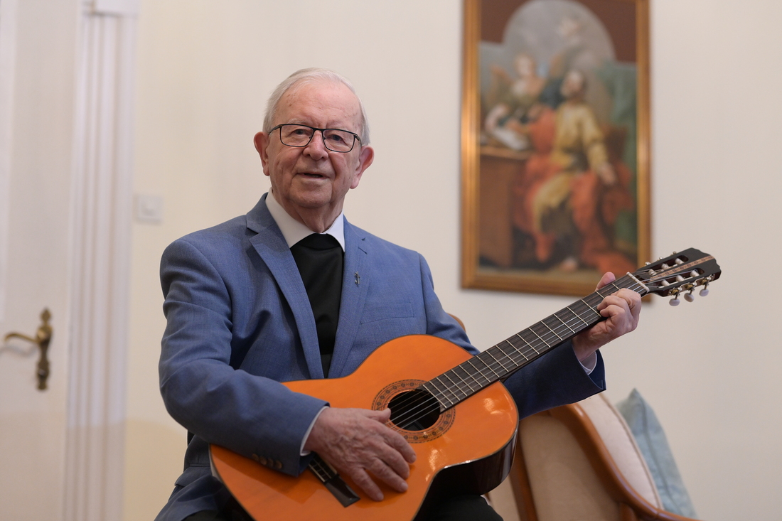 Freude am Musizieren: Prälat Matthäus Appesbacher blickt dankbar auf sein Leben zurück und schaut positiv in die Zukunft.