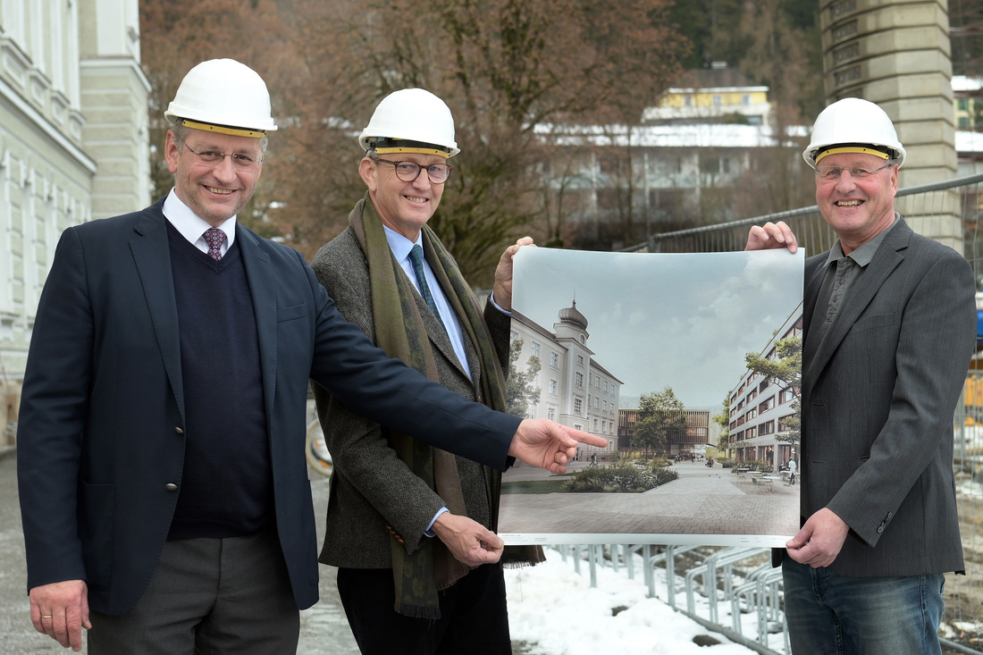 Beim Borromäum entsteht ein Bildungscampus. Finanzkammerdirektor Cornelius Inama (Erzdiözese), Direktor Johannes Gruchmann-Bernau (BAfEP) und Direktor Winfried Penninger (Borromäum/von links) mit den Plänen für die Bildungsanstalt für Elementarpädago