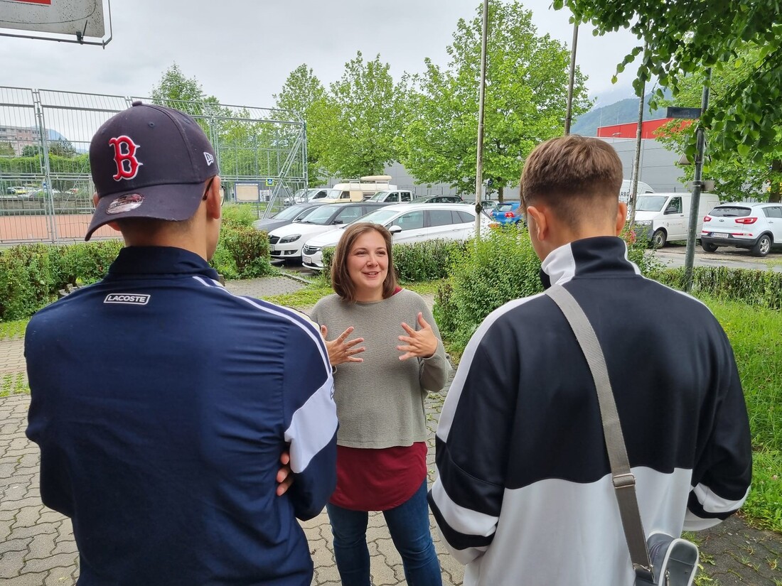 Gute Erfahrungen  mit Streetwork gibt es bereits seit 20 Jahren – im Bild Patricia Dürager im Gespräch mit Jugendlichen in Hallein. Nun hat die Caritas auch in der Stadt Salzburg ein Team im Einsatz. 