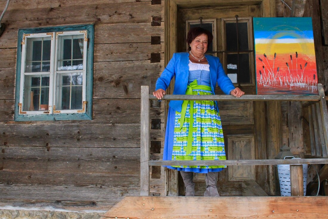 Bäuerin im Ruhestand und Malerin ein Leben lang: Maria Ausweger aus Ebenau hat ihre wahre Passion gefunden. Ihr bislang schwierigstes, aber auch schönstes Werk ist das Wegkreuz in Faistenau.Fotos: RB/Franz Reichl