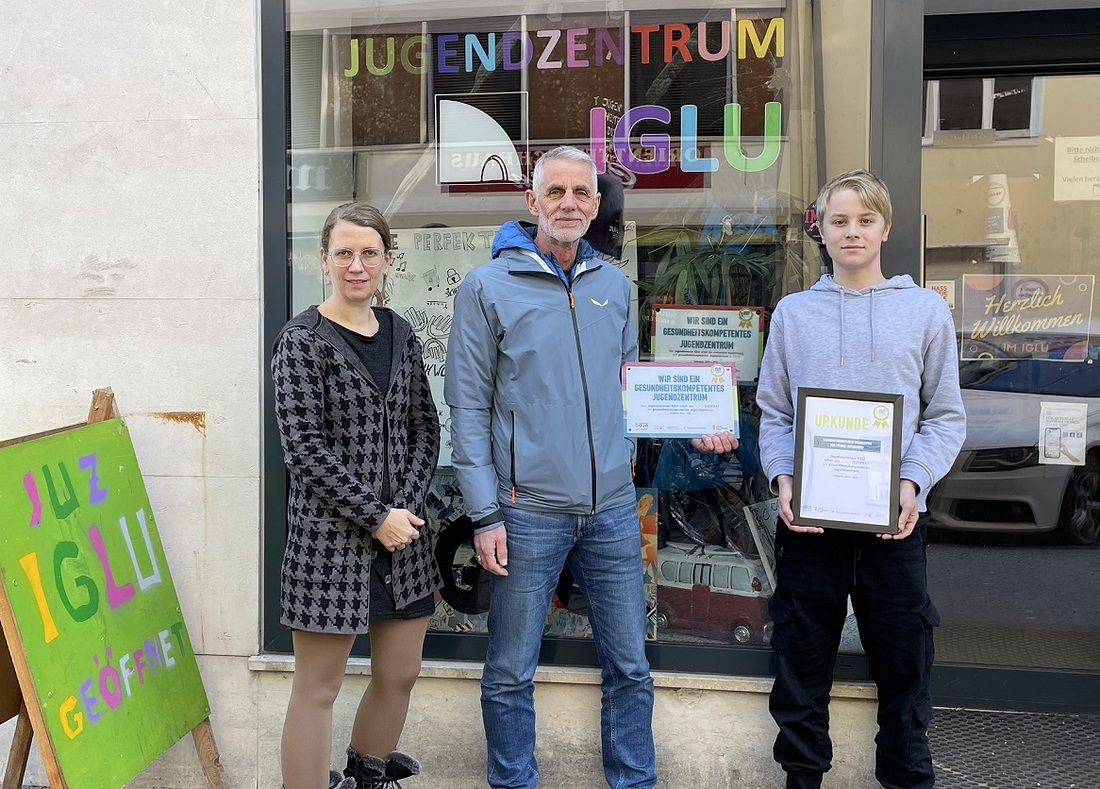 IGLU-Leiterin Manuela Wolf (l.) freut sich mit Obmann Peter Ruhmannseder (M.) und den Jugendlichen über die Auszeichnung. 