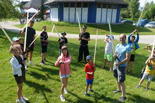 Fechten mit dem Stab war einer der Workshops beim Väterfestival in Seekirchen, bei denen sich Kinder wie Väter spielerisch austoben konnten.                    