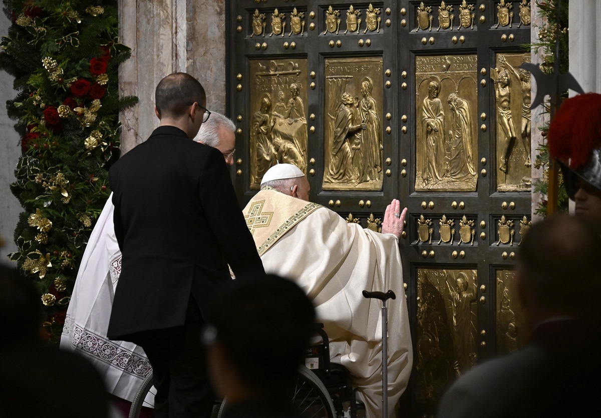 Papst Franziskus öffnet die Heilige Pforte des Petersdoms im Vatikan am 24. Dezember 2024 zum Auftakt des 'Heiligen Jahres' 2025.