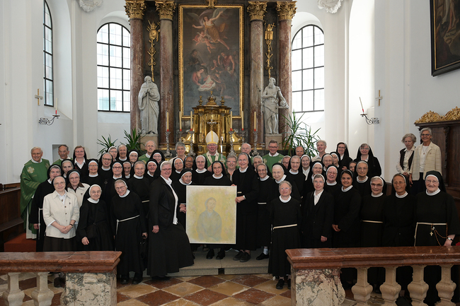 Frohe Gesichter bei der Feiergemeinschaft – im Mittelpunkt des Festgottesdienstes mit Erzbischof Franz Lackner stand das Gedenken an die Ordensgründerin Hyazintha Zechner.