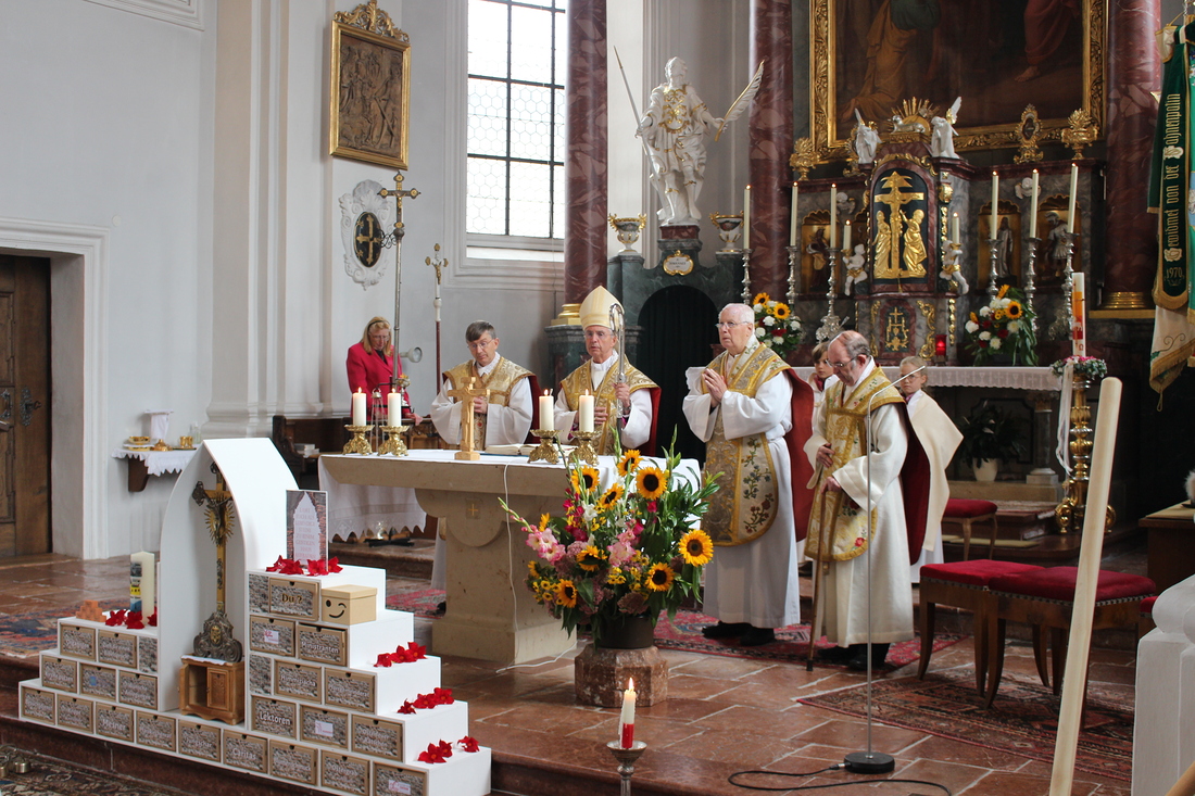 Weihbischof Hansjörg Hofer zelebrierte den Festgottesdienst in der Pfarrkirche Kössen. Aufgebaut war in der Pfarrkirche ein eigens angefertigtes Modell des Pfarrgemeinderats, das das Motto zum Jubiläumsfest verdeutlichte.