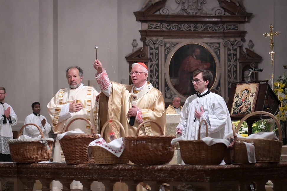 Erzbischof Franz Lackner bei der Speisenweihe im Salzburger Dom.