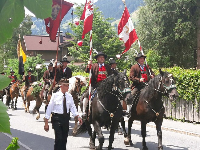 Der Antlassritt im Tiroler Brixental hat eine fast 400-jährige Tradition.