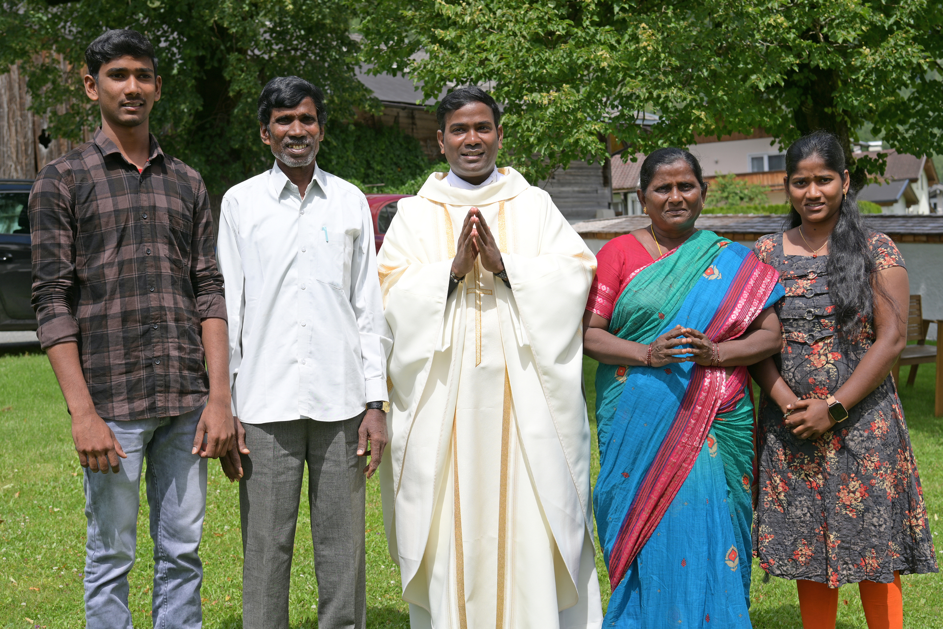 Die Familie von Neupriester P. James Karumakar Talluri reiste extra aus Indien an.